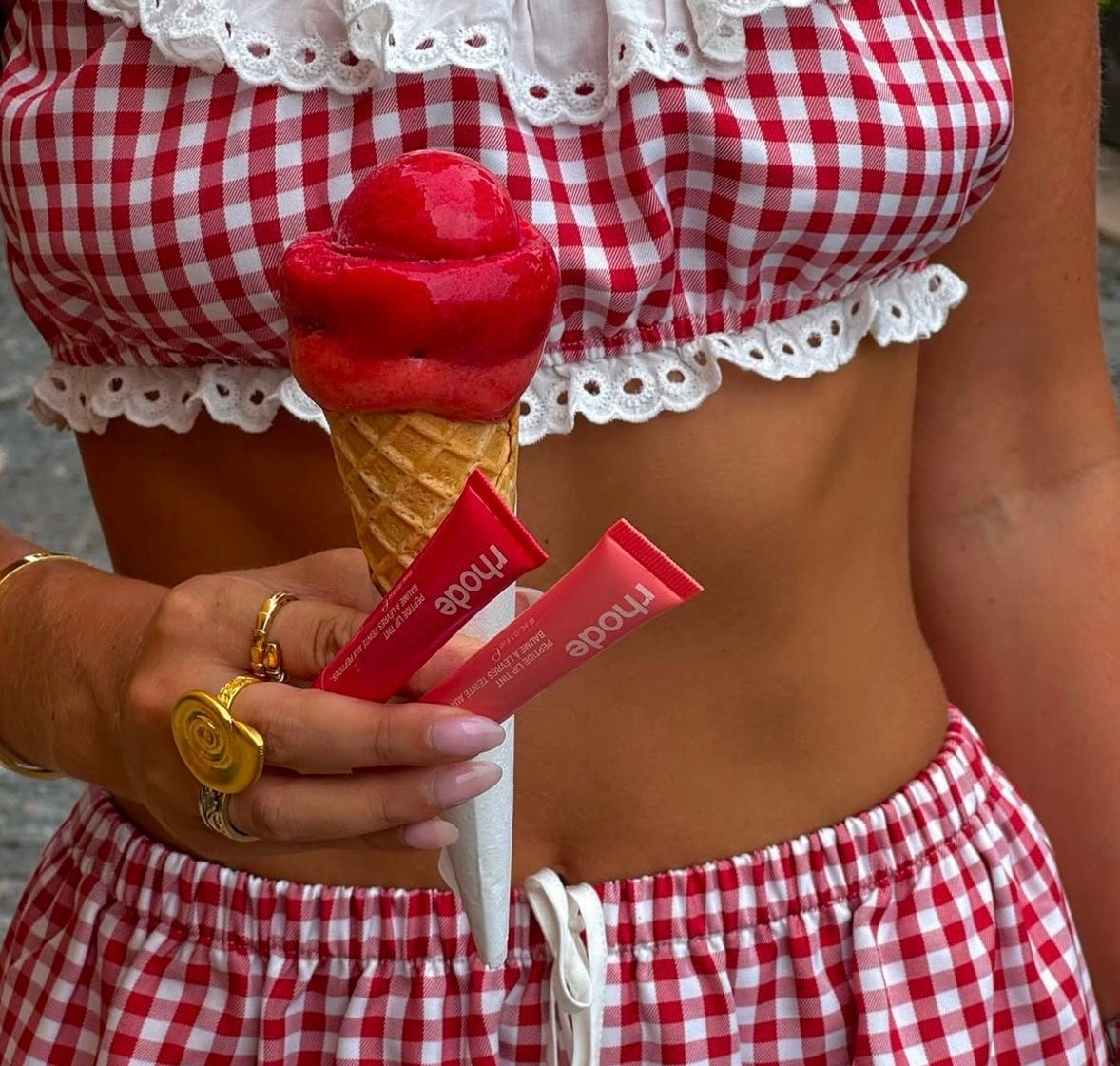 Sommarens läpptrender 2025:  Glossigt & Naturligt bärigt med en suddig finish