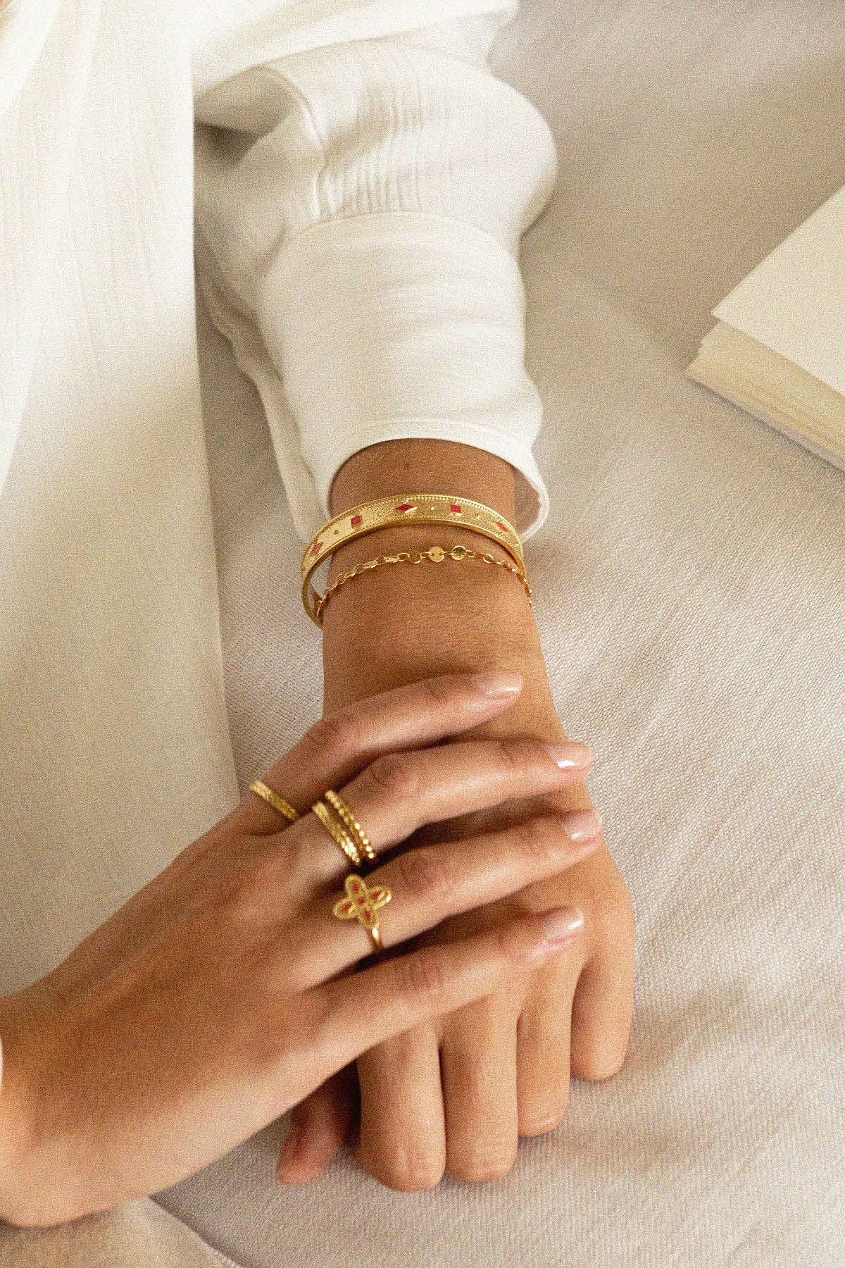 Guldarmband Adriana i röd emalj | Bacci Paris