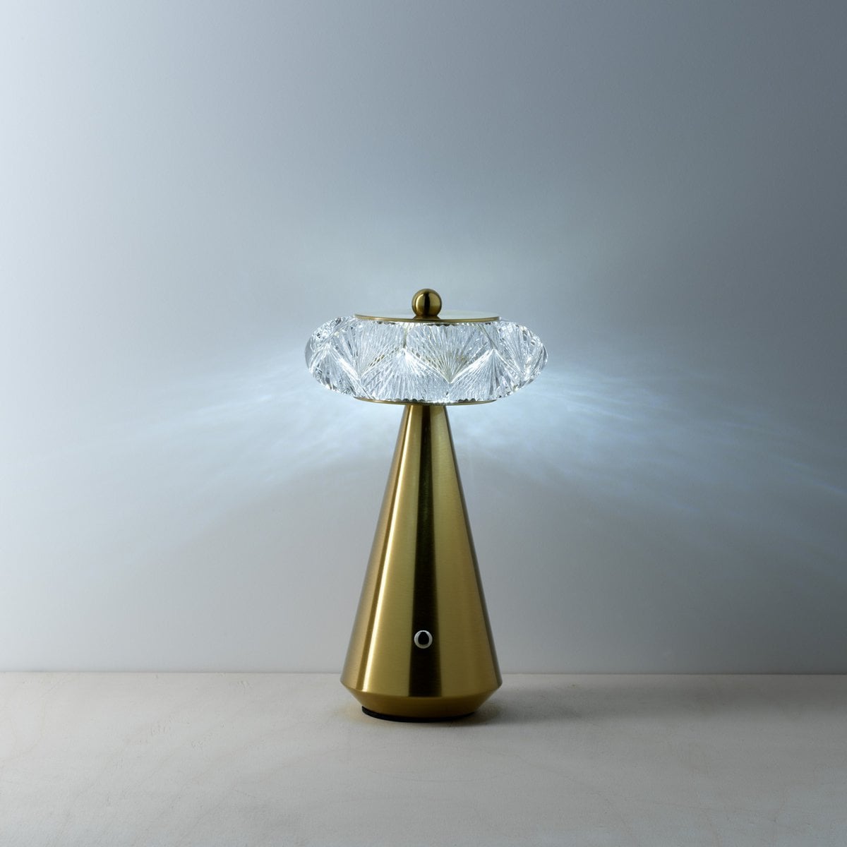 Diamond Diva – LED-Tischleuchte aus Messing