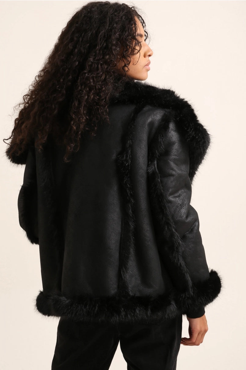 Jacke in Wildlederoptik mit Kunstfell