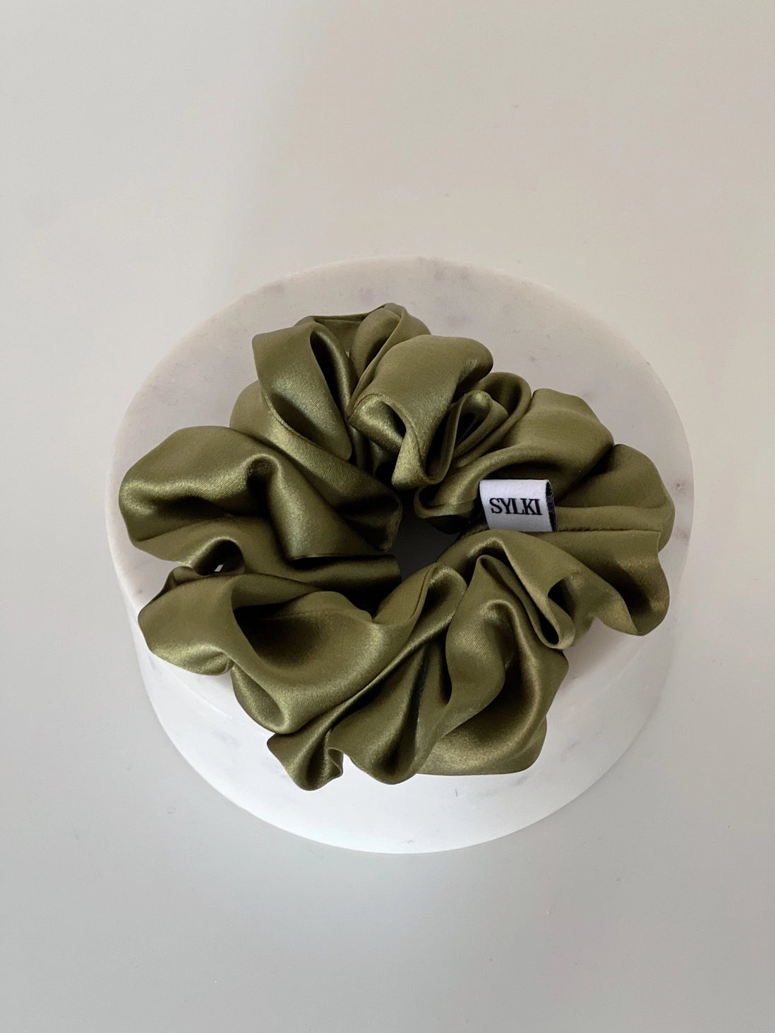 Olivgrünes Scrunchie aus reiner Seide