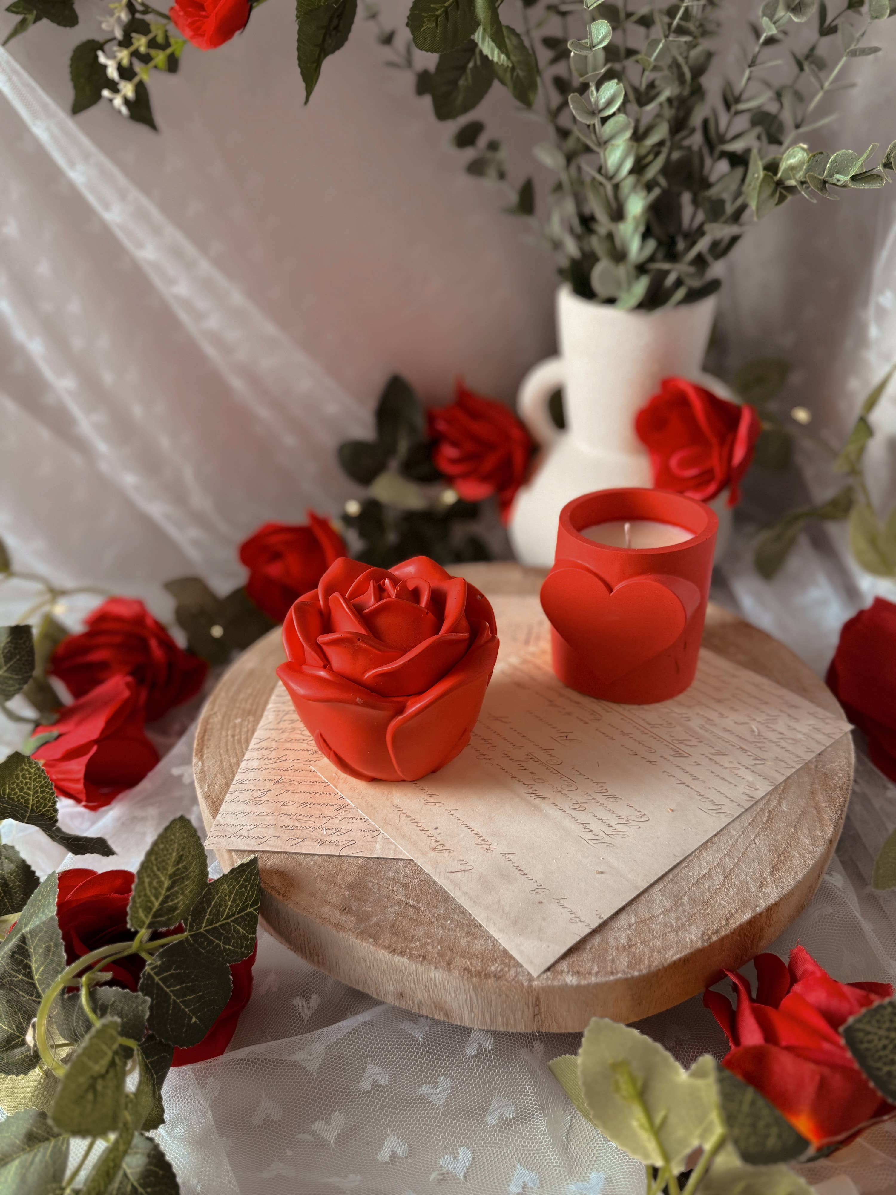 Handgemachte Sojakerze| Rosenknospe in Jesmonite-Topf