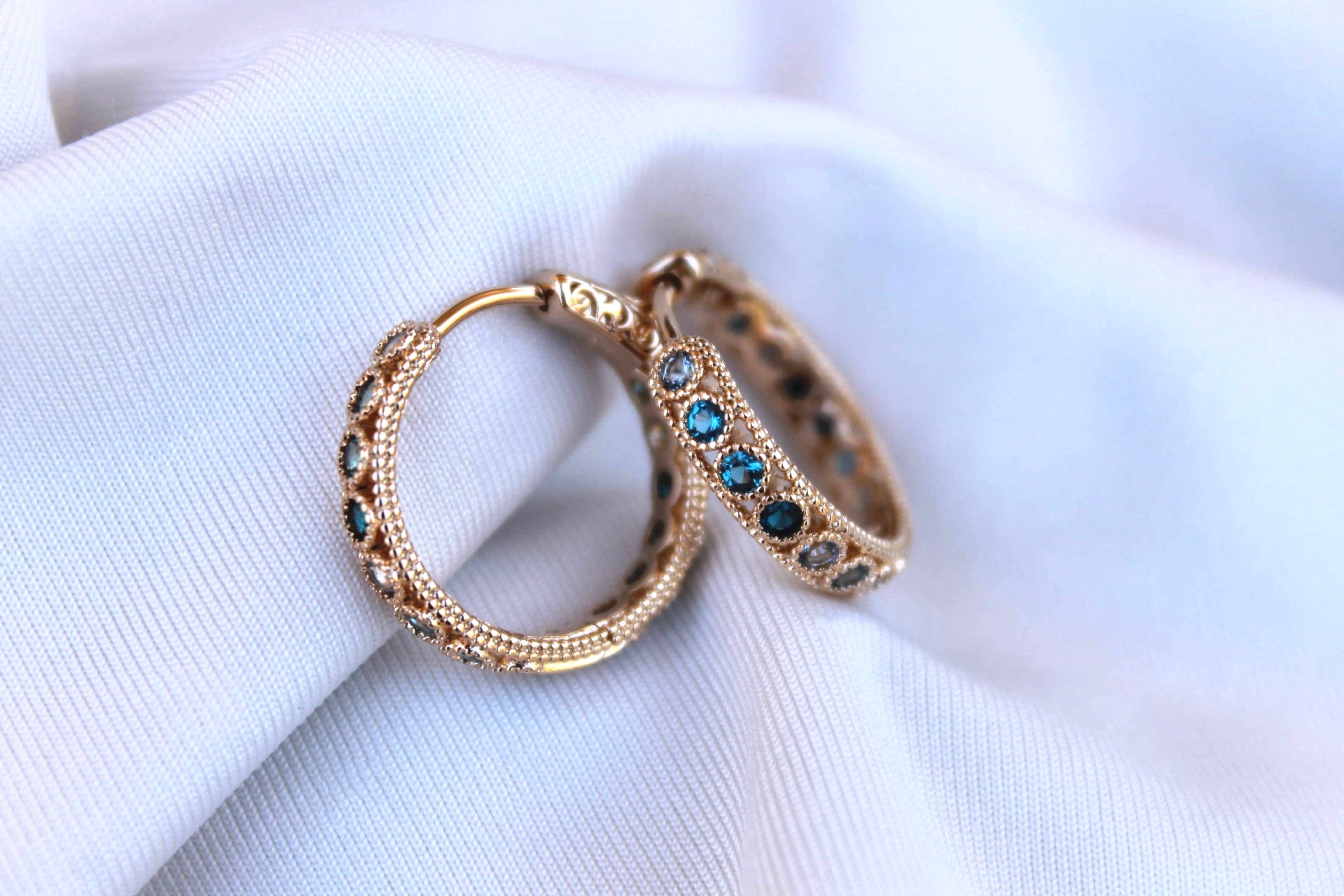Rym Hoop |  Guldpläterade Kreolörhängen med Blå Zirkoner