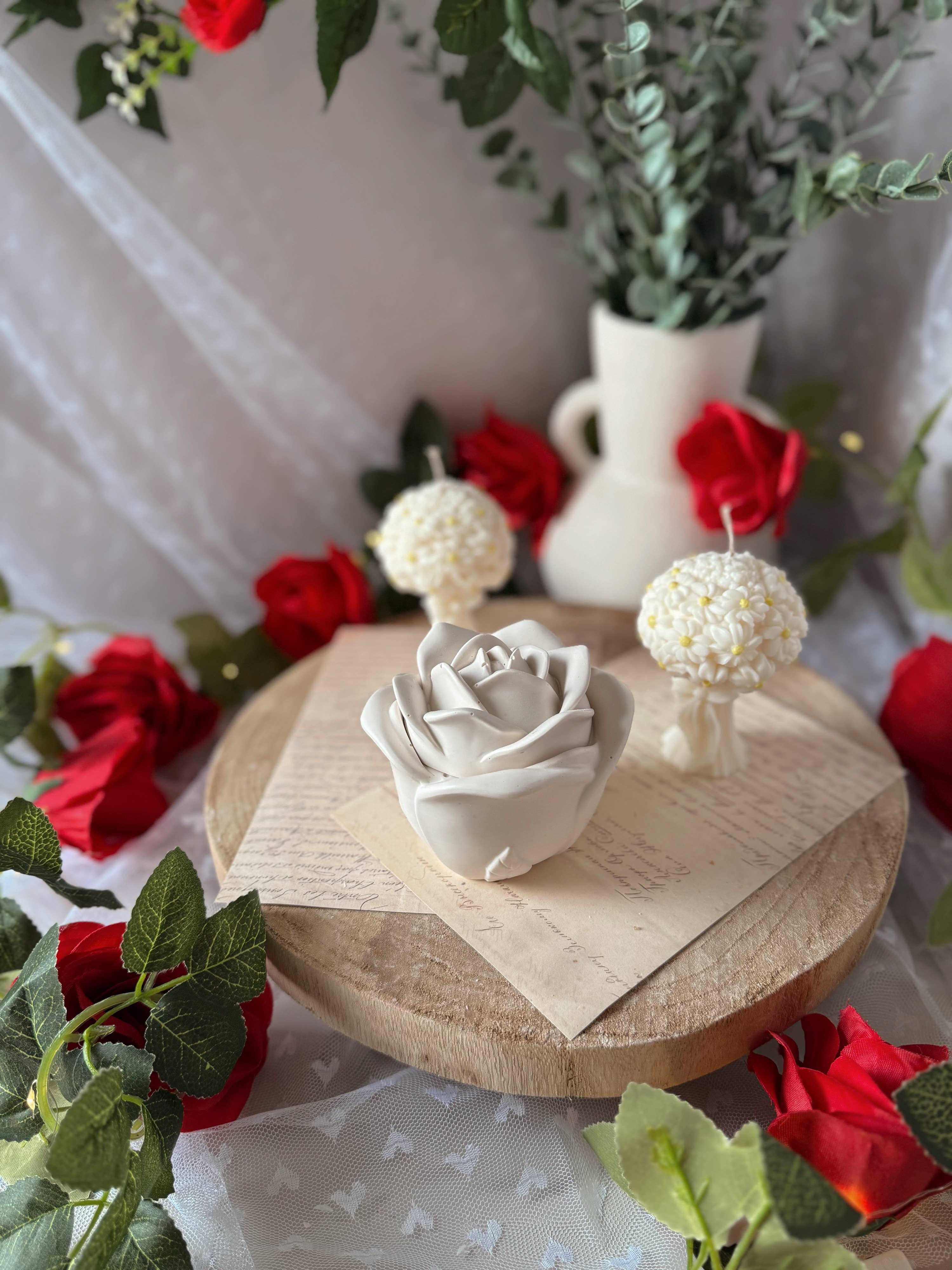 Handgemachte Sojakerze| Rosenknospe in Jesmonite-Topf