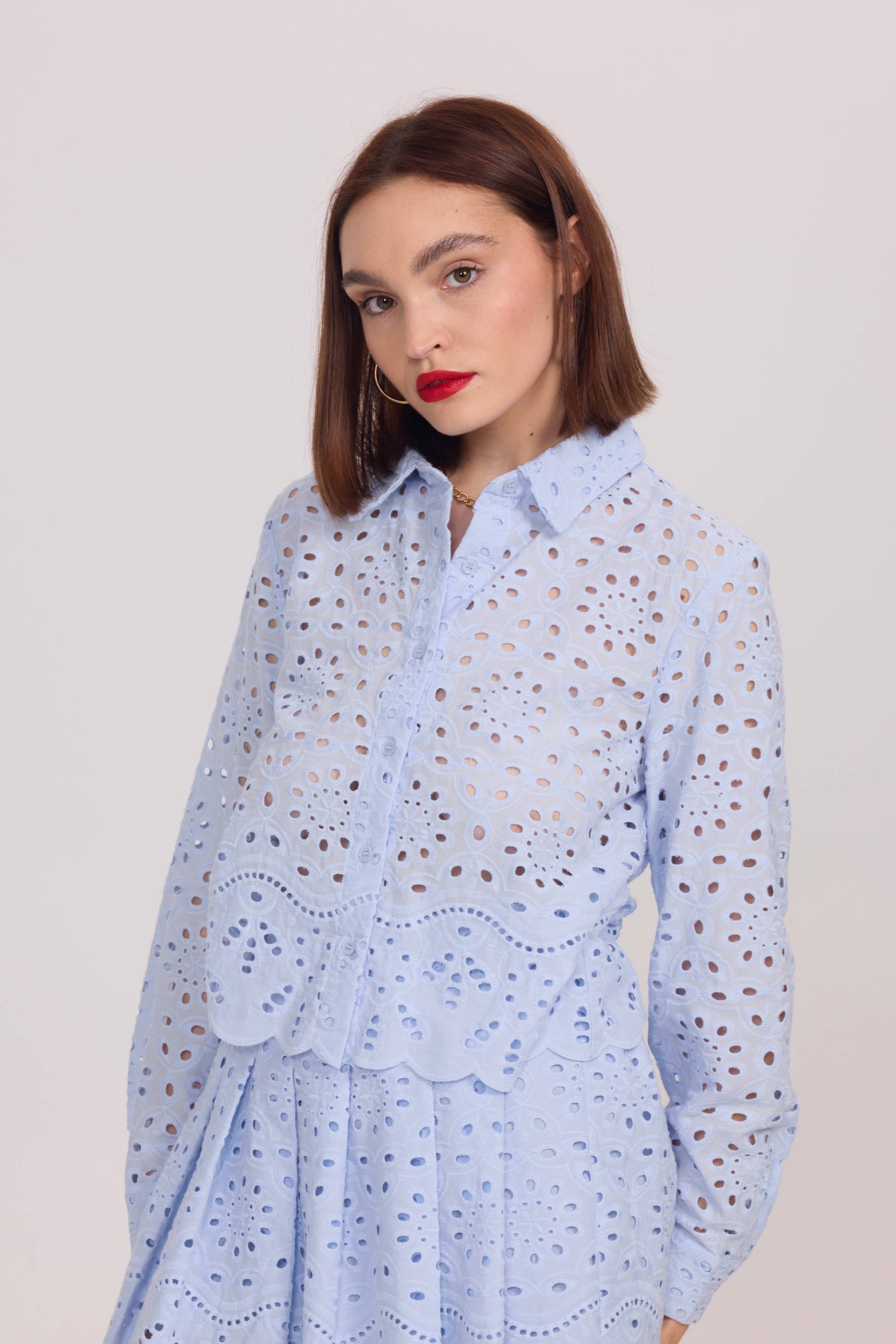 Blus med broderade detaljer – 100 % bomull