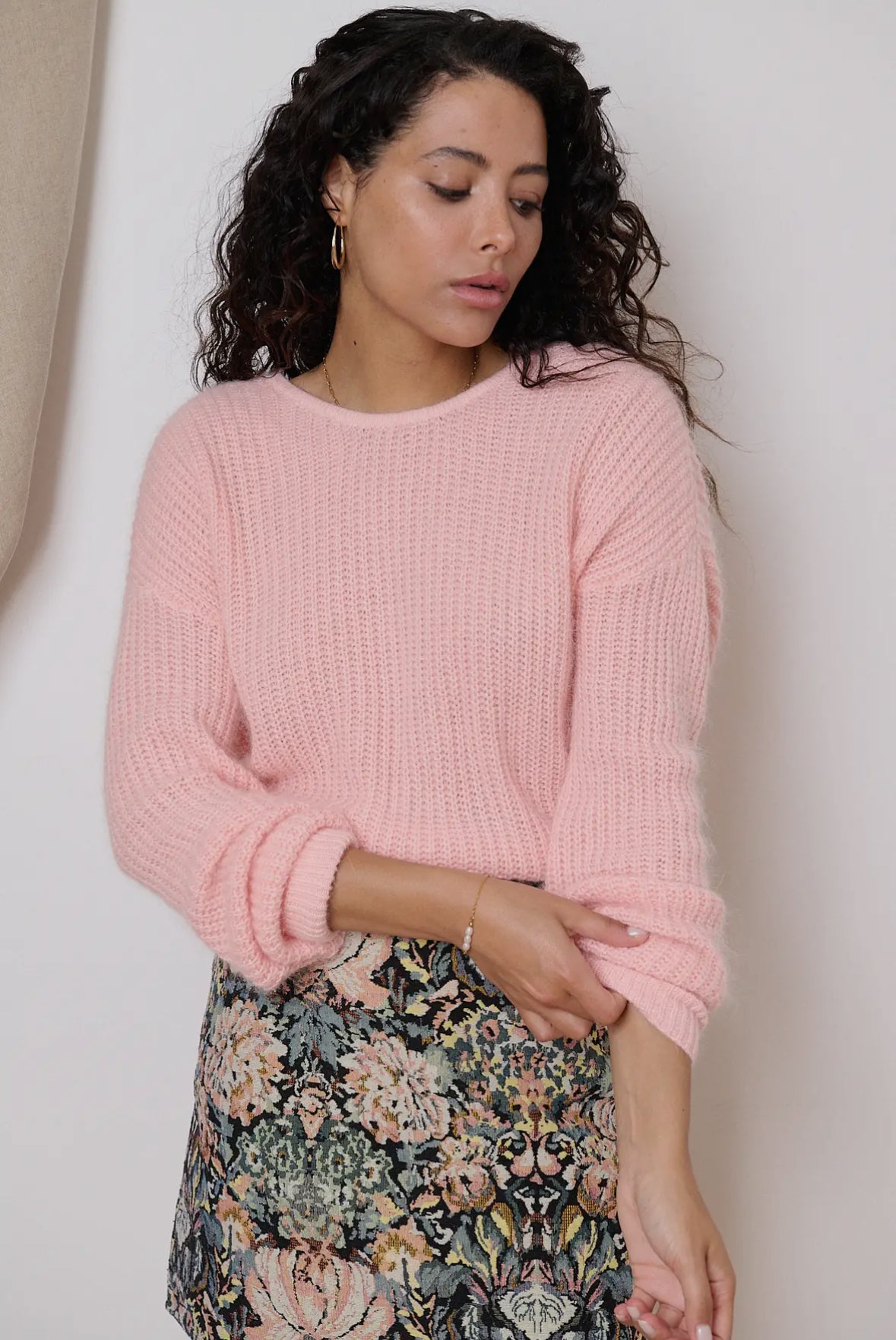 Pull bébé rose tricoté avec dos ouvert et nœud papillon