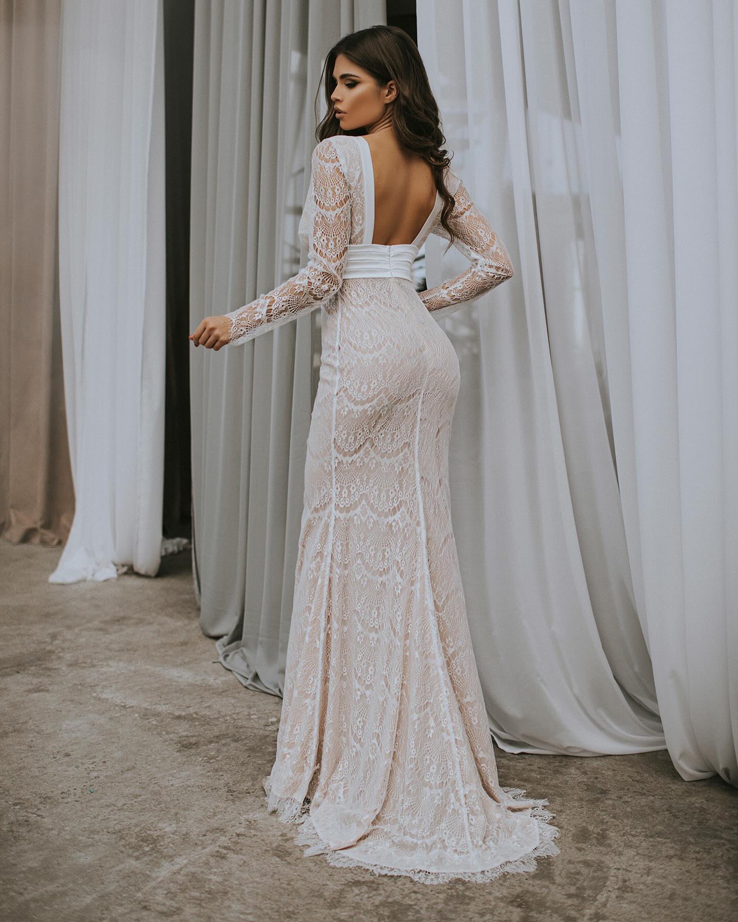 Robe en dentelle à manches longues et dos ouvert