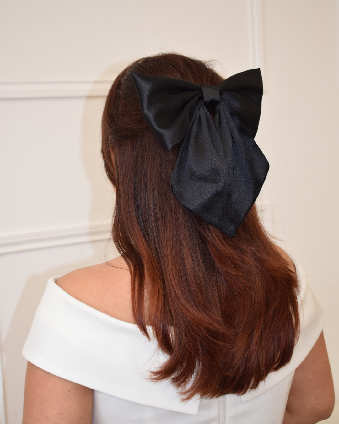 Große schwarze Haarschleife