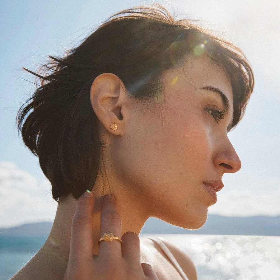 Rosie Studs Örhängen - Guldpläterade | Tidlös Elegans