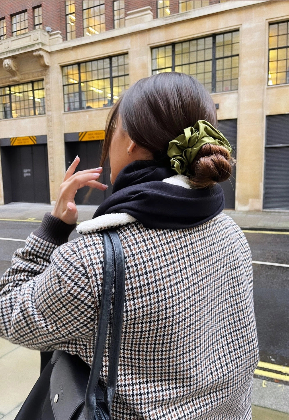 Olivgrünes Scrunchie aus reiner Seide