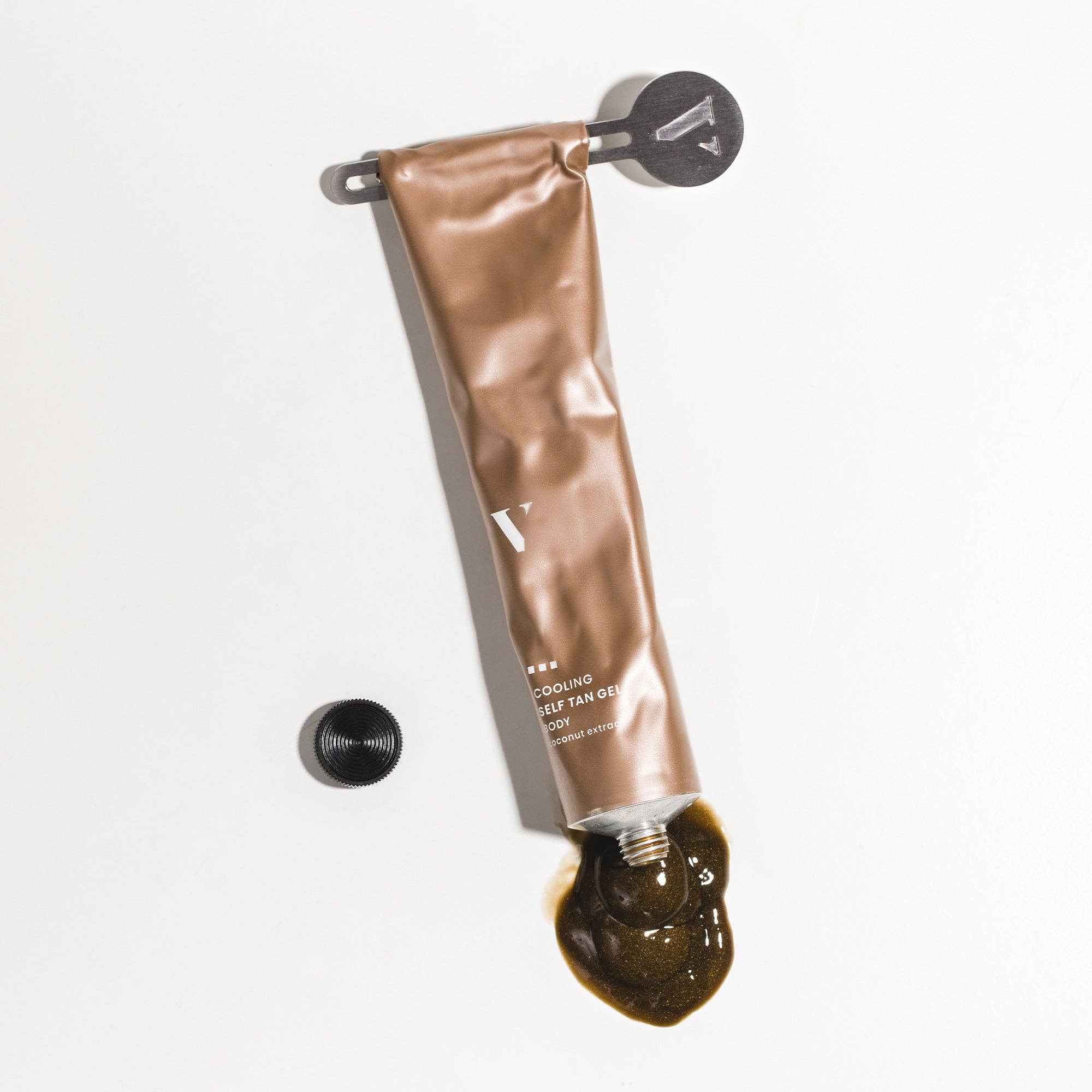 Kylande och skimrande brun-utan-sol-gel för kroppen – Mörk solbränna | 100 ml