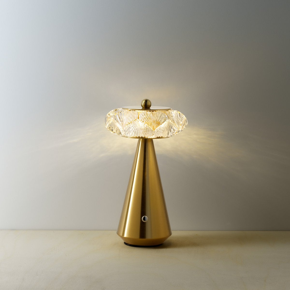 Diamond Diva – LED-Tischleuchte aus Messing