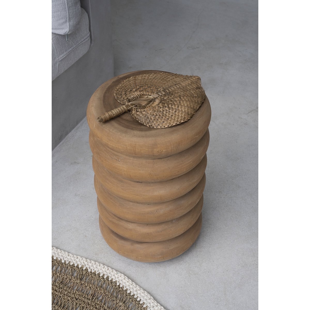 Le tabouret Umiko – un tabouret artisanal en bois naturel