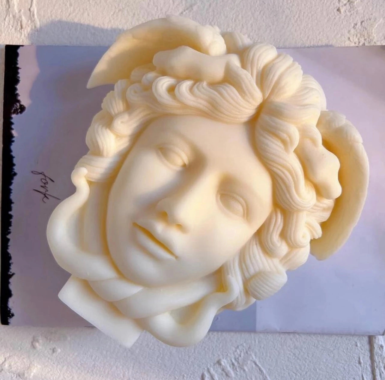 Medusa Sculpture - Organic Scented Candles of Soy & Rapeseed Wax from France