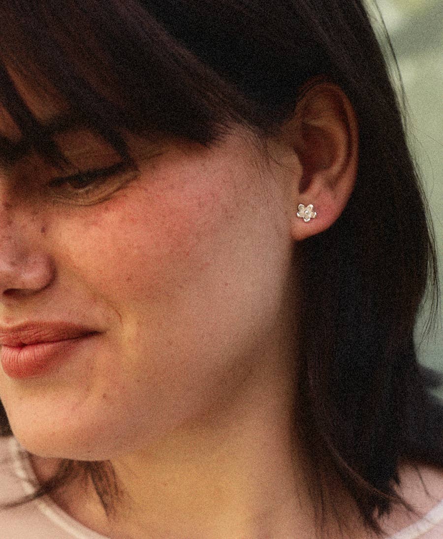 Giardino Tiny Studs – 18K guldpläterade örhängen i silver från Ann Acid