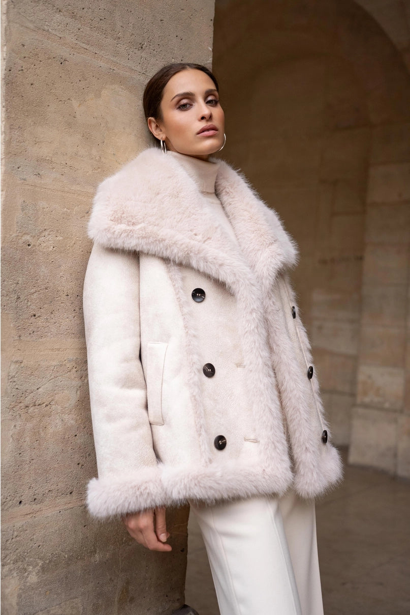 Jacka i mockaimitation med syntetisk päls