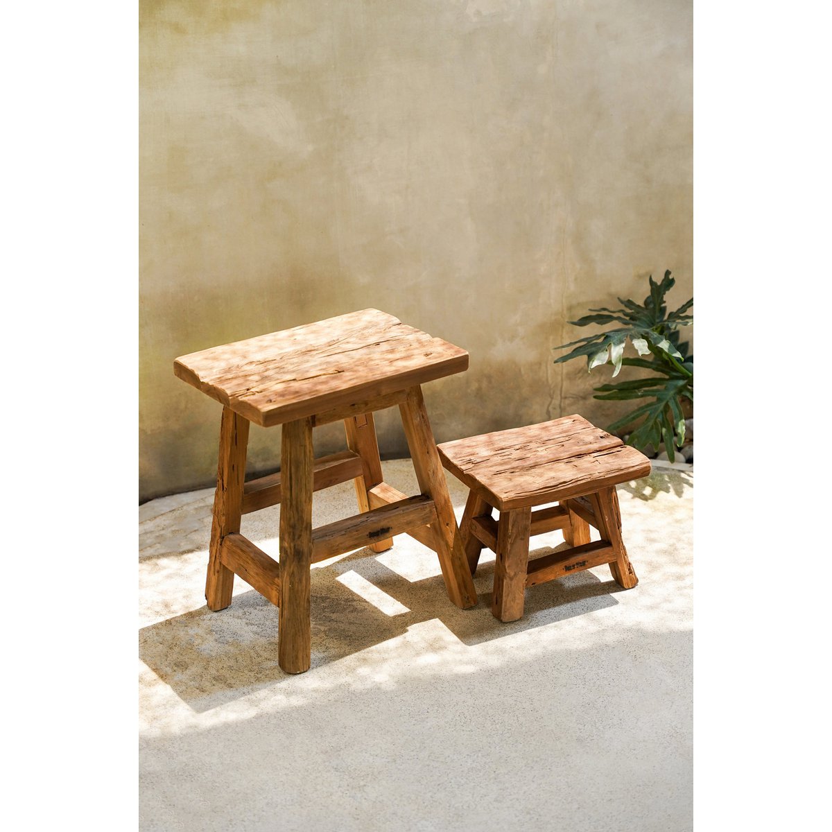 Yoke Hocker – handgefertigter Hocker aus recyceltem Teakholz