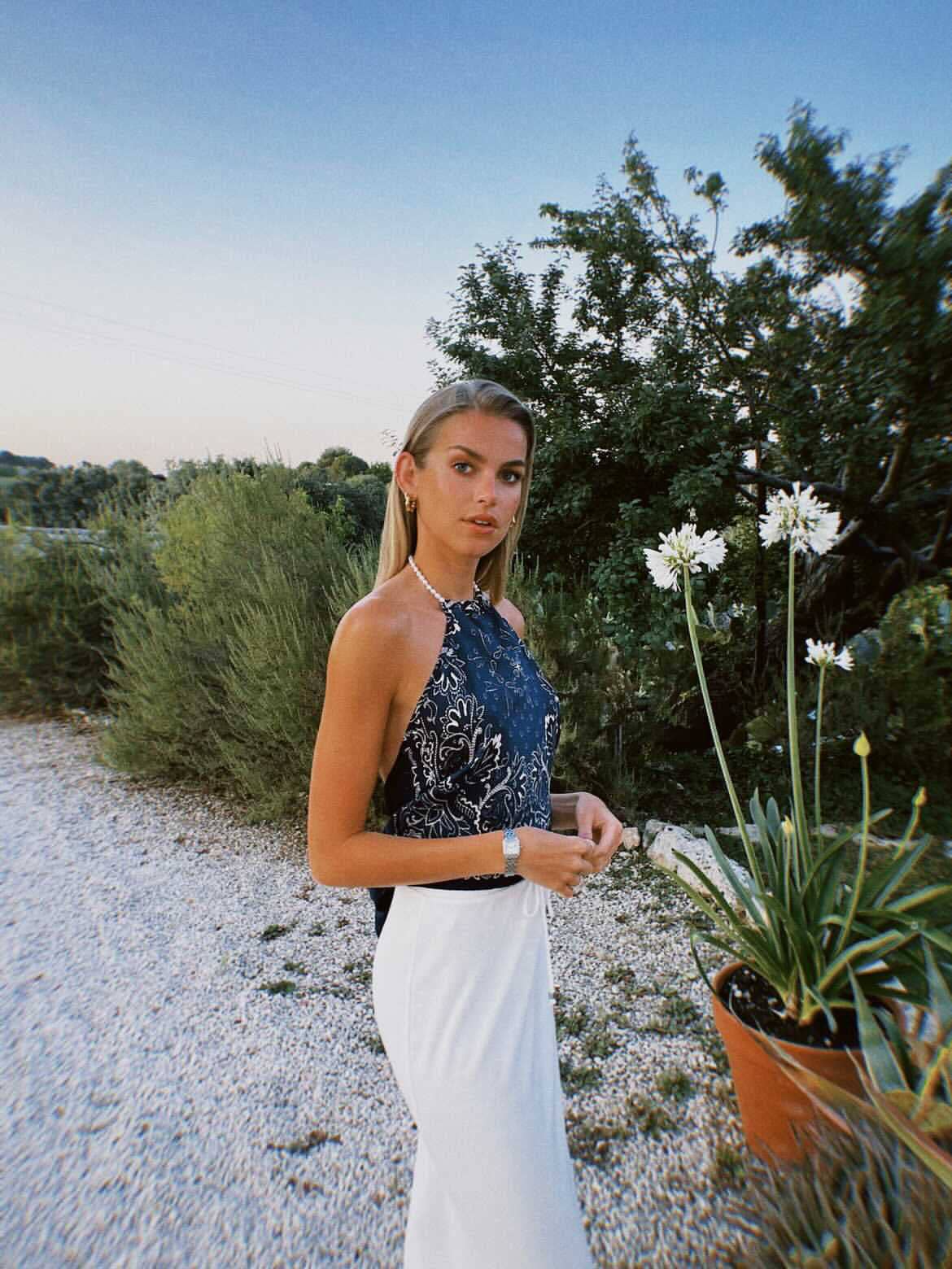 Bandana-topp med avtagbart pärlhalsband | Vit & blå