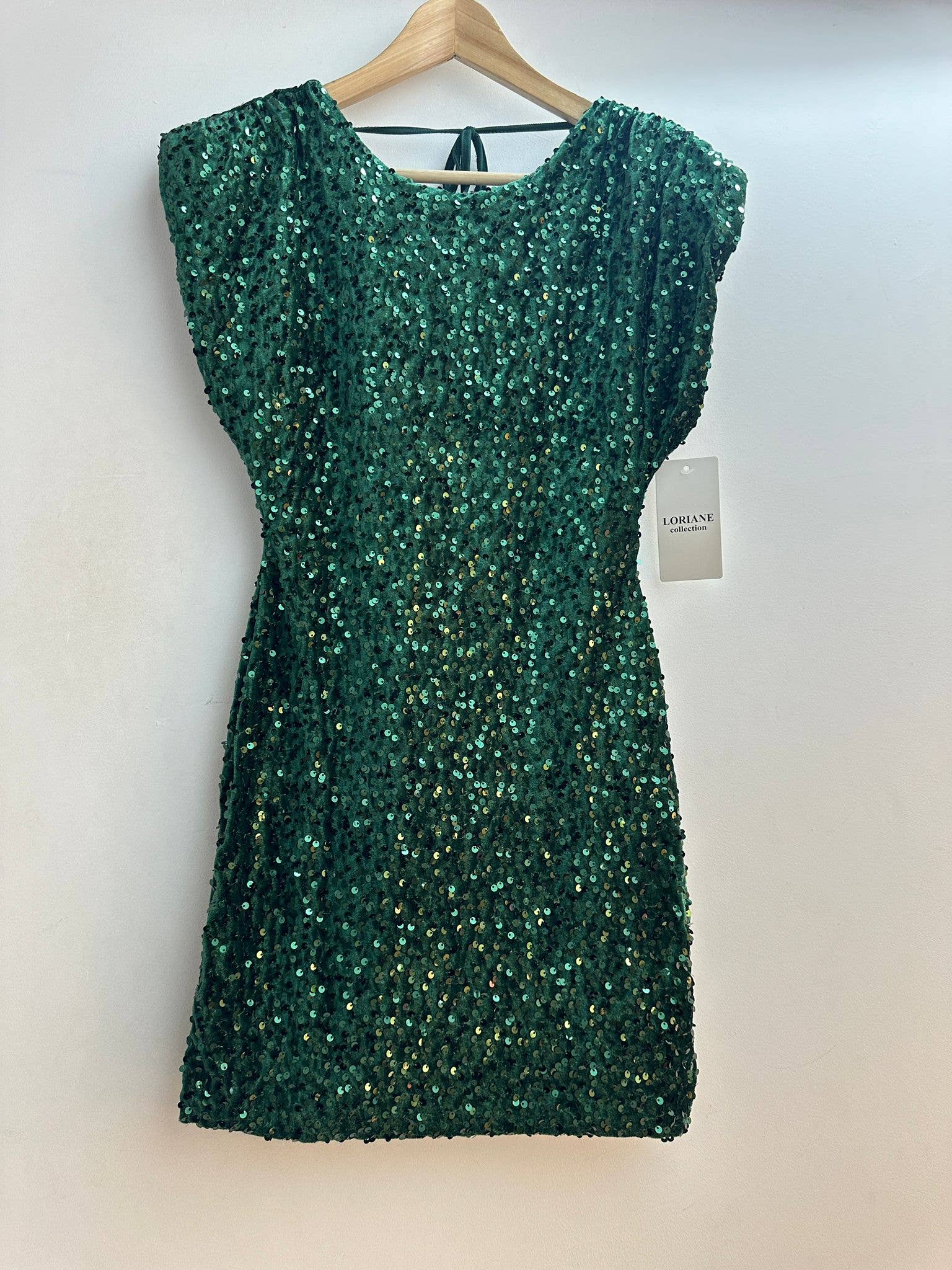 Kurzes Pailletten-Samtkleid mit tiefem Rückenausschnitt