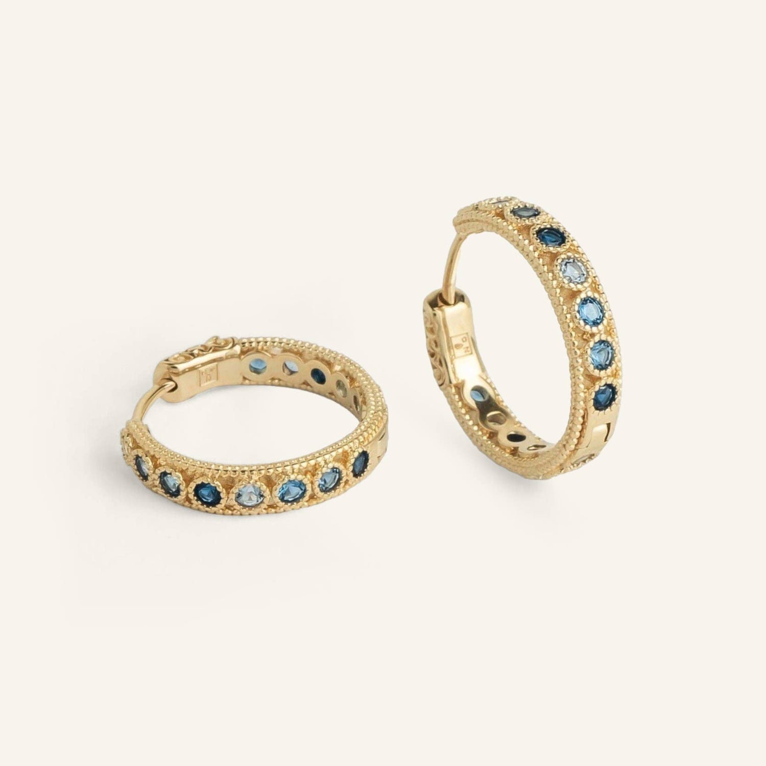 Rym Hoop |  Guldpläterade Kreolörhängen med Blå Zirkoner