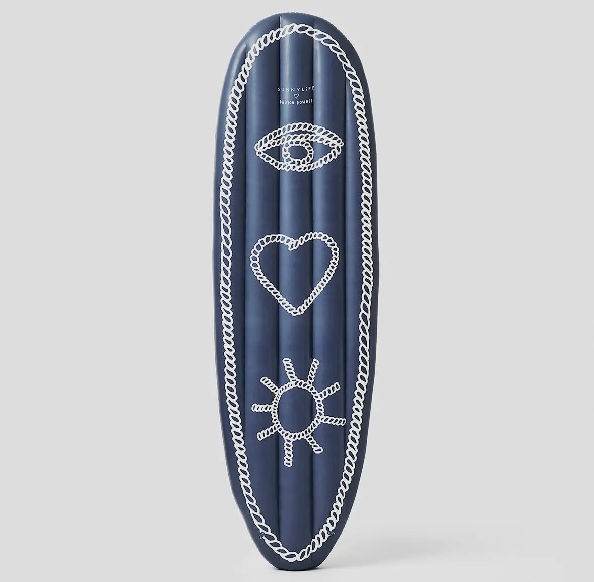 Aufblasbares Surfbrett „I Love Sun“ – Design aus der limitierten Edition von Sunnylife x Daimon Downey.