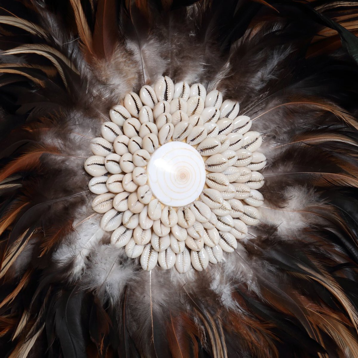 The Coastal Juju – décoration murale en plumes et coquillages (60 cm)
