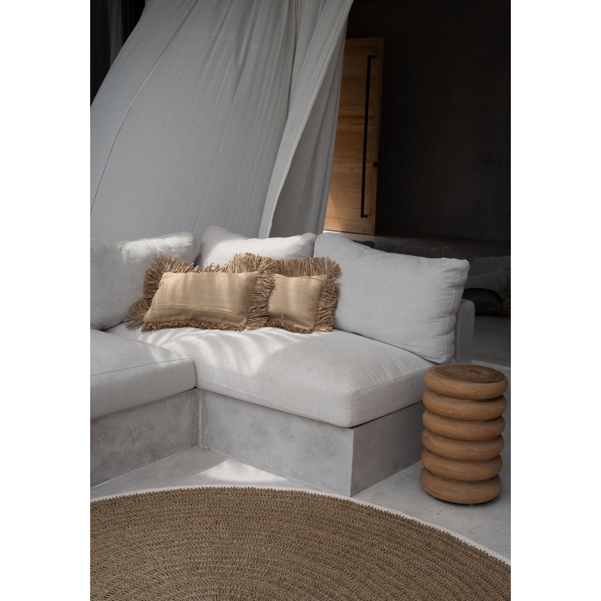 Le tabouret Umiko – un tabouret artisanal en bois naturel