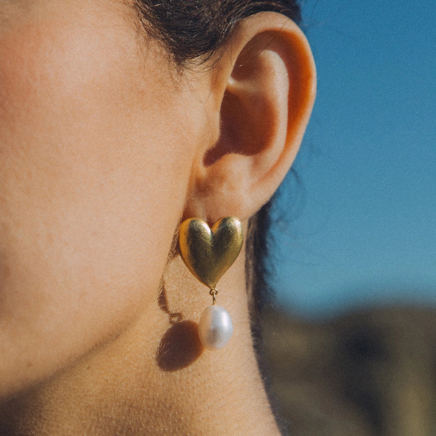 Engel Ohrringe | 18k Gold mit echten Perlmutt-Tropfen | Agapé Studio Schmuck