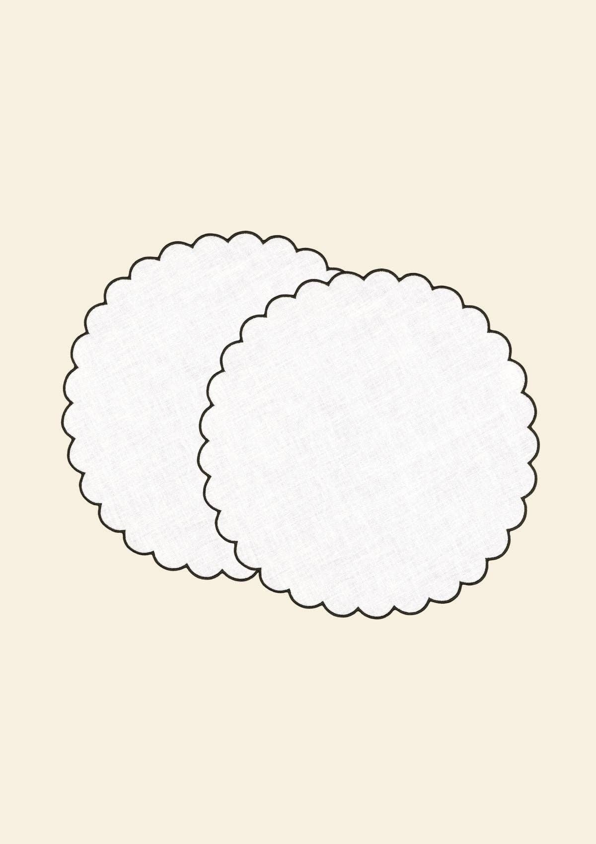 Linneunderlägg med scalloped kant – Vit & Skifferblå (2-pack)