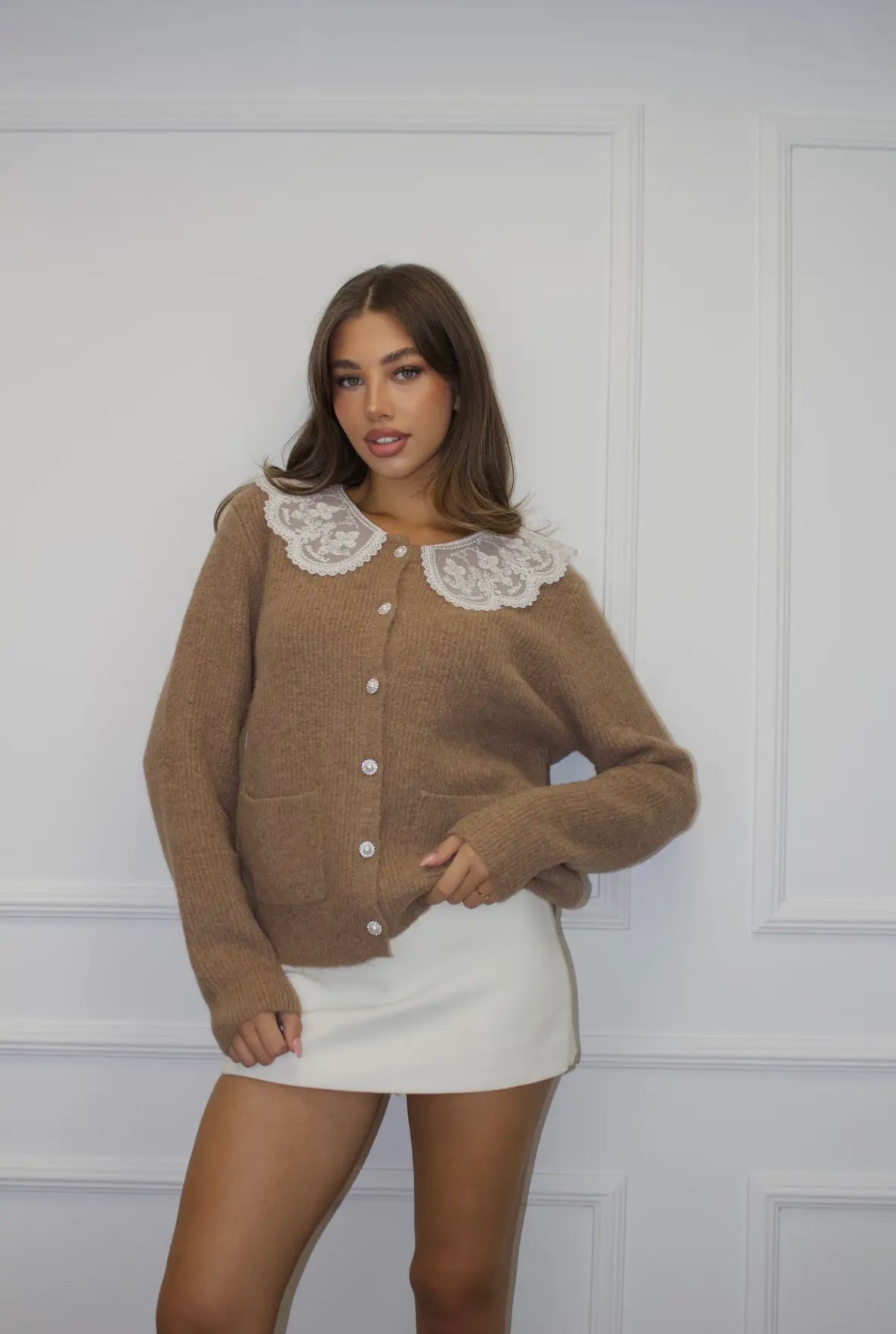 Strickjacke mit Spitzenkragen – feminine Eleganz trifft auf Herbstgemütlichkeit