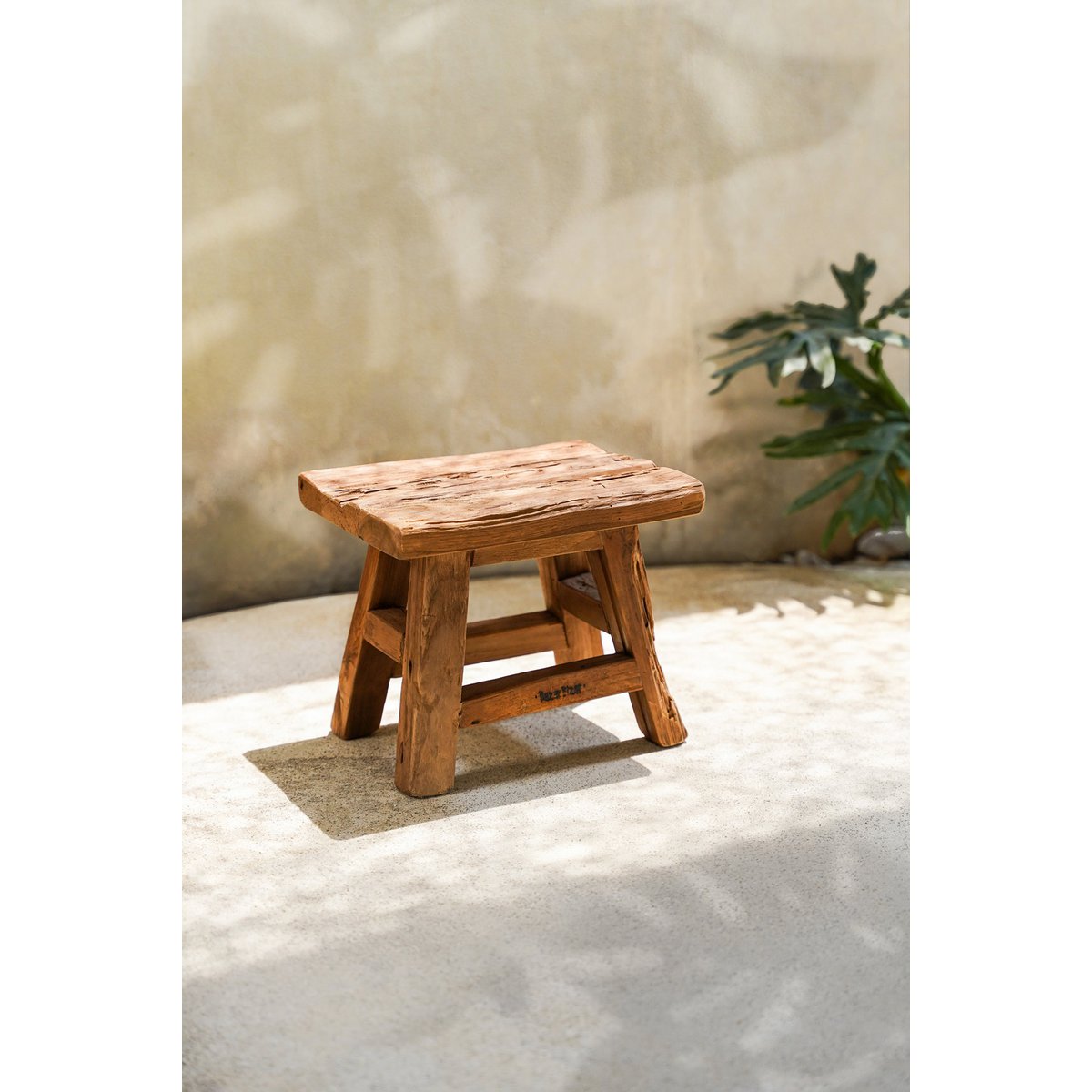 Yoke Hocker – handgefertigter Hocker aus recyceltem Teakholz