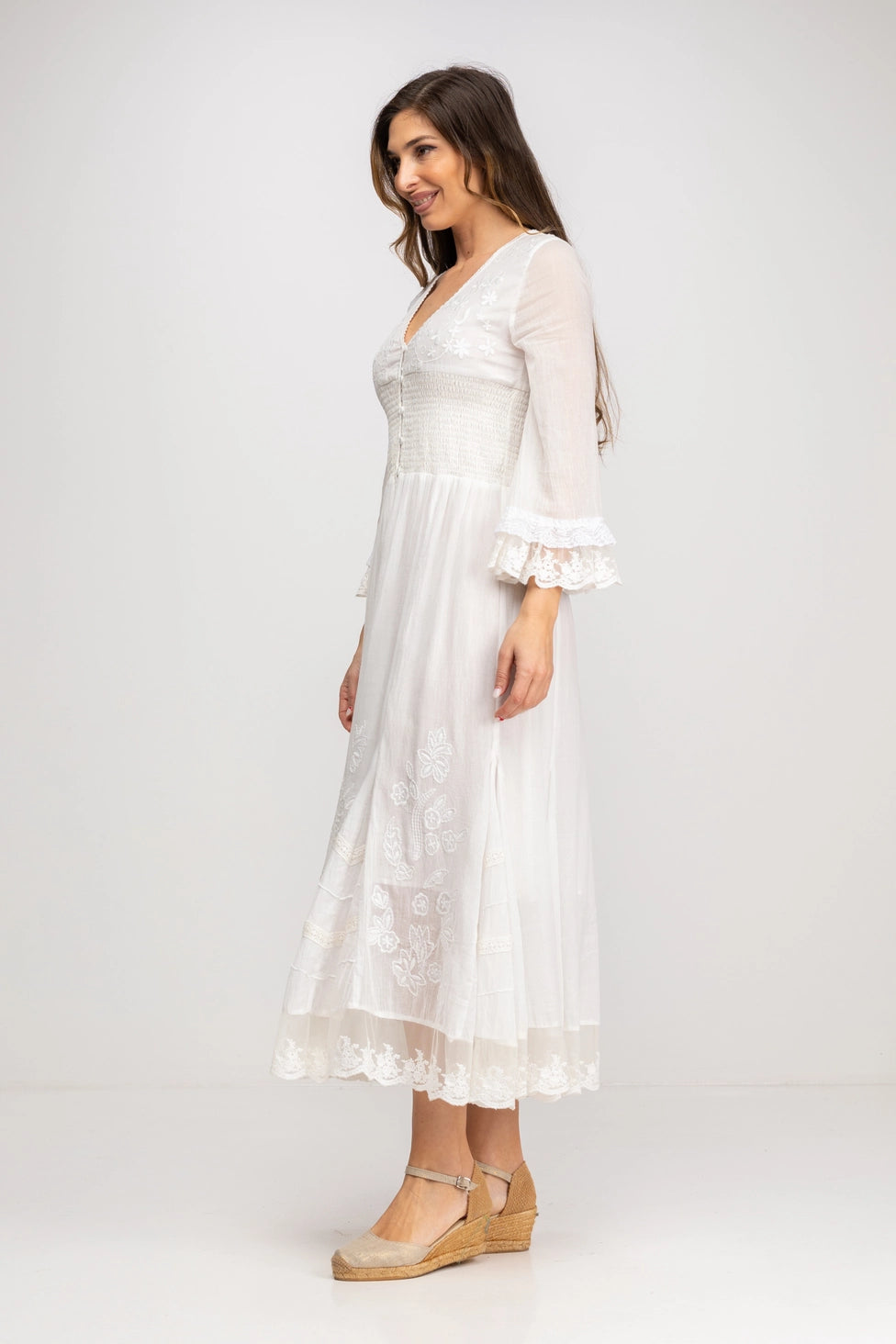 Sommarklänning med smock, volanger och broderier, Peace & Love by Calao