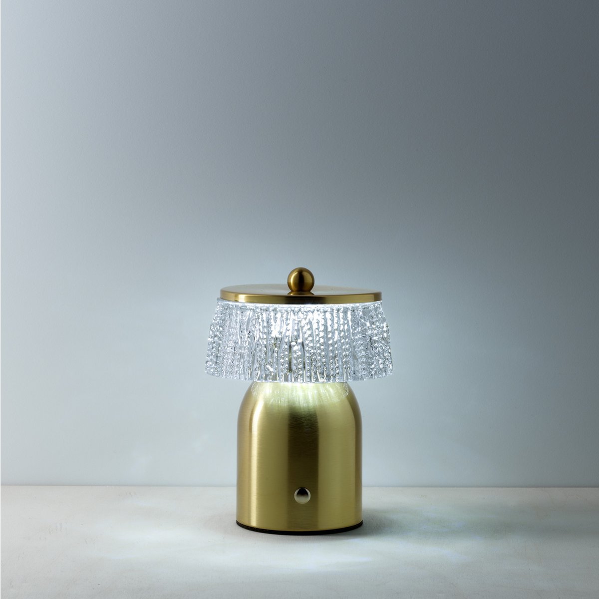 Disco Muffin – Lampe de table LED portable au fini laiton