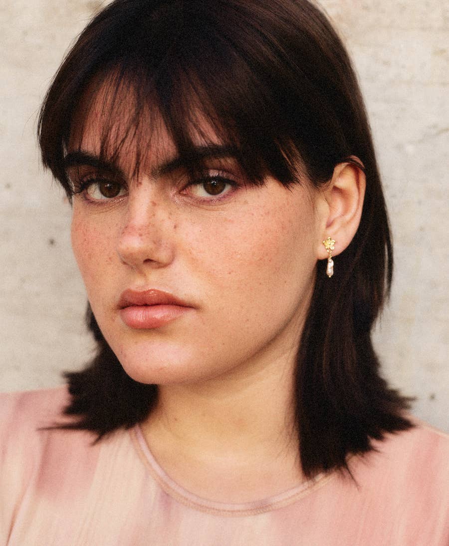 Giardino Tiny Pearl Earrings – 18K guldpläterade örhängen med äkta pärlor från Ann Acid