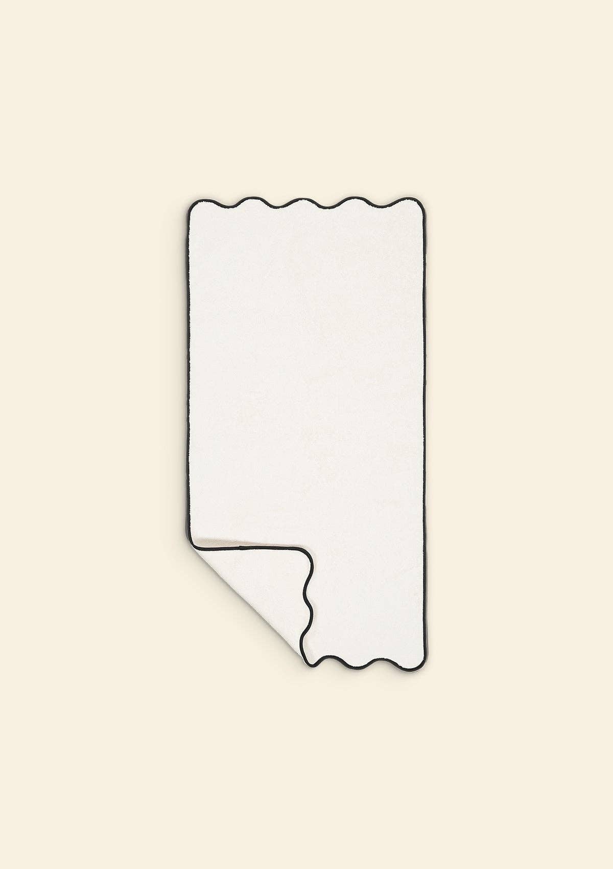 Vågig handhandduk i zero twist-bomull – Elfenben & svart | Tomète