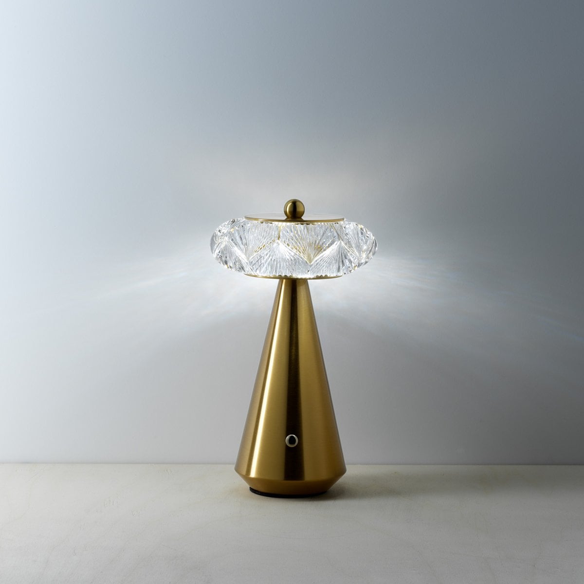 Diamond Diva – LED-Tischleuchte aus Messing