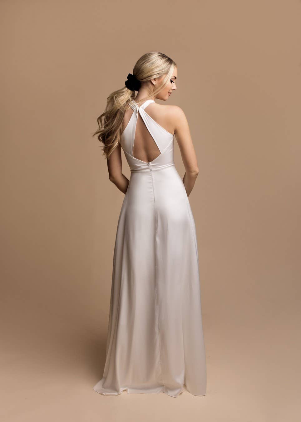 Robe longue en satin à dos ouvert et fente