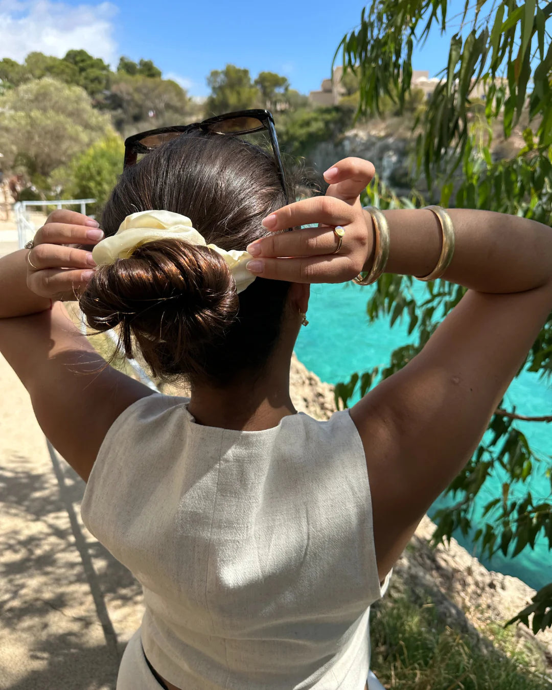 Vanillefarbenes Scrunchie aus reiner Seide