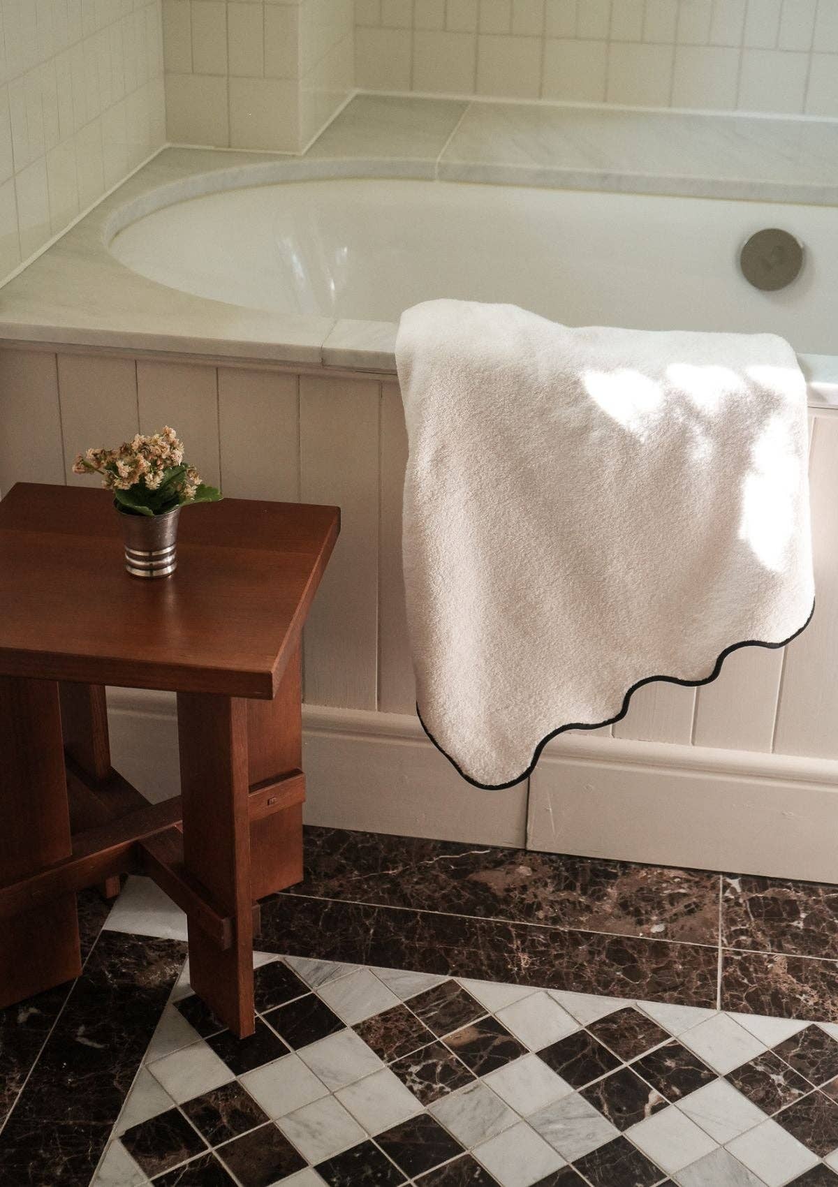 Vågig handhandduk i zero twist-bomull – Elfenben & svart | Tomète