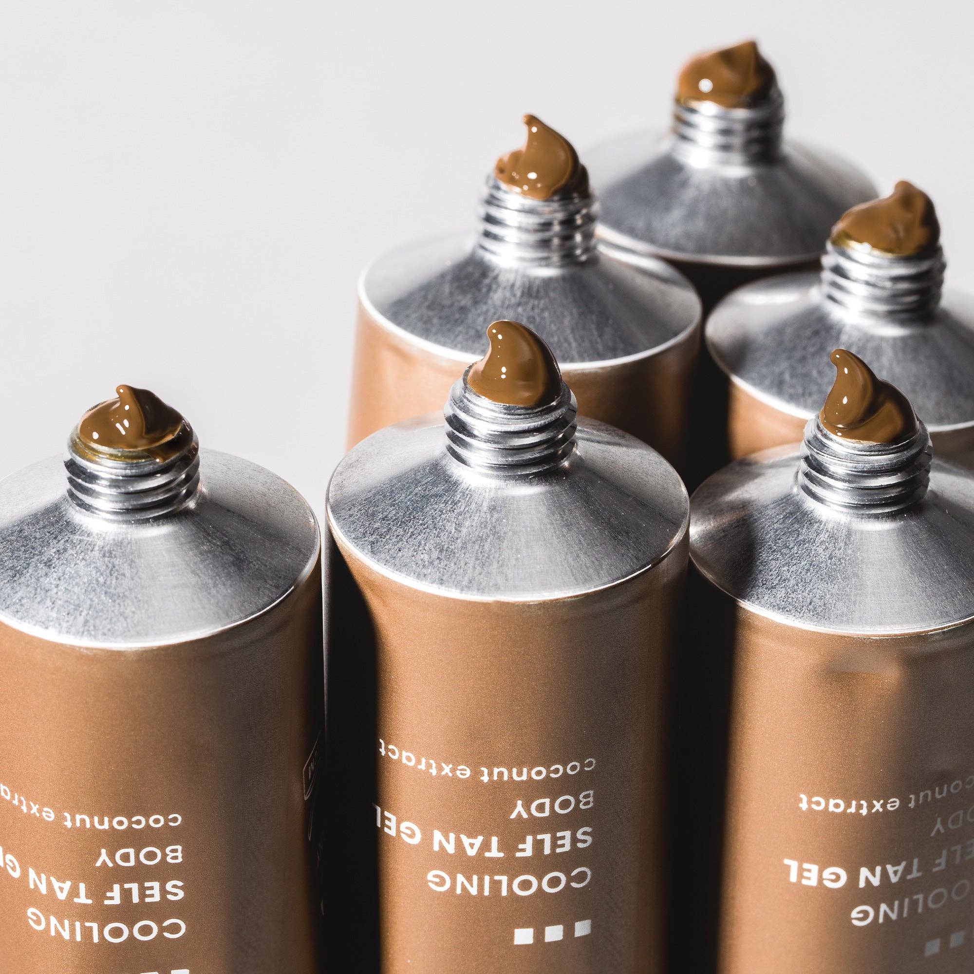 Kylande och skimrande brun-utan-sol-gel för kroppen – Mörk solbränna | 100 ml