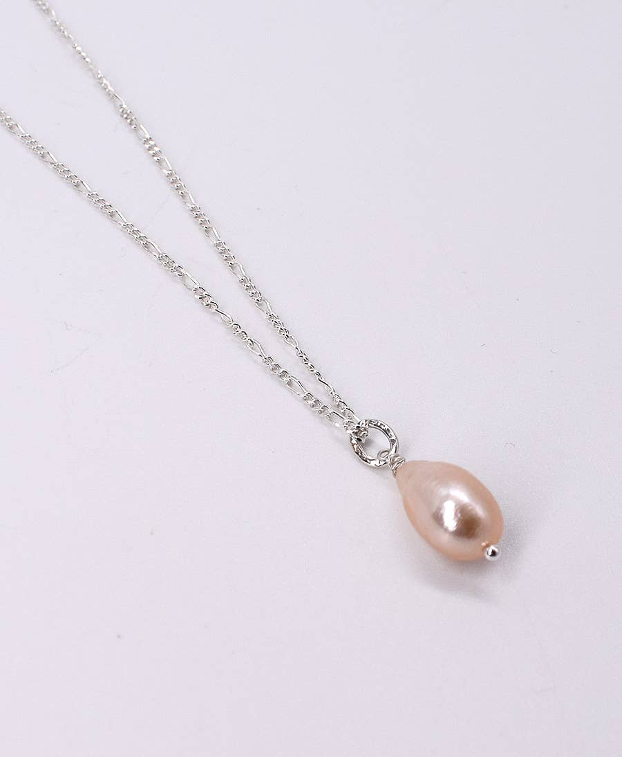 Cara Pearl Pendant – Handgjord elegans med pärla i 18k guldplätering