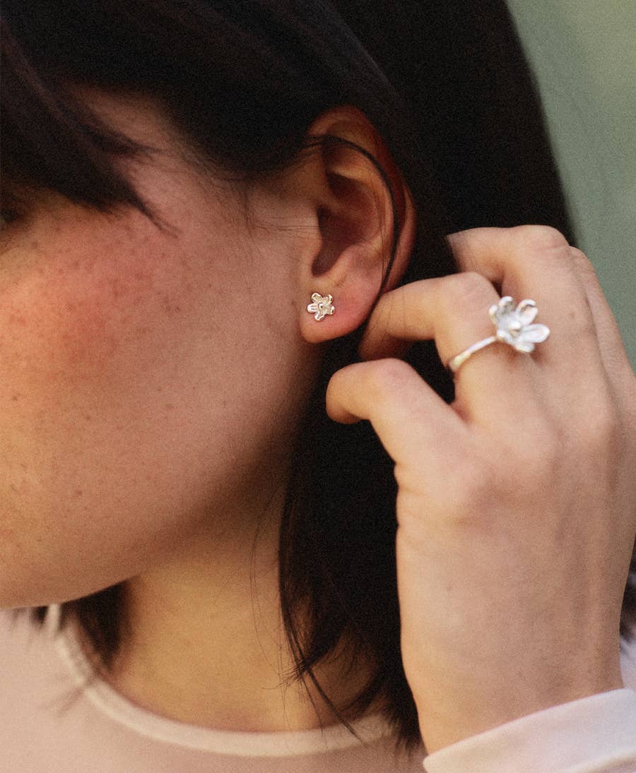 Giardino Tiny Studs – 18K guldpläterade örhängen i silver från Ann Acid