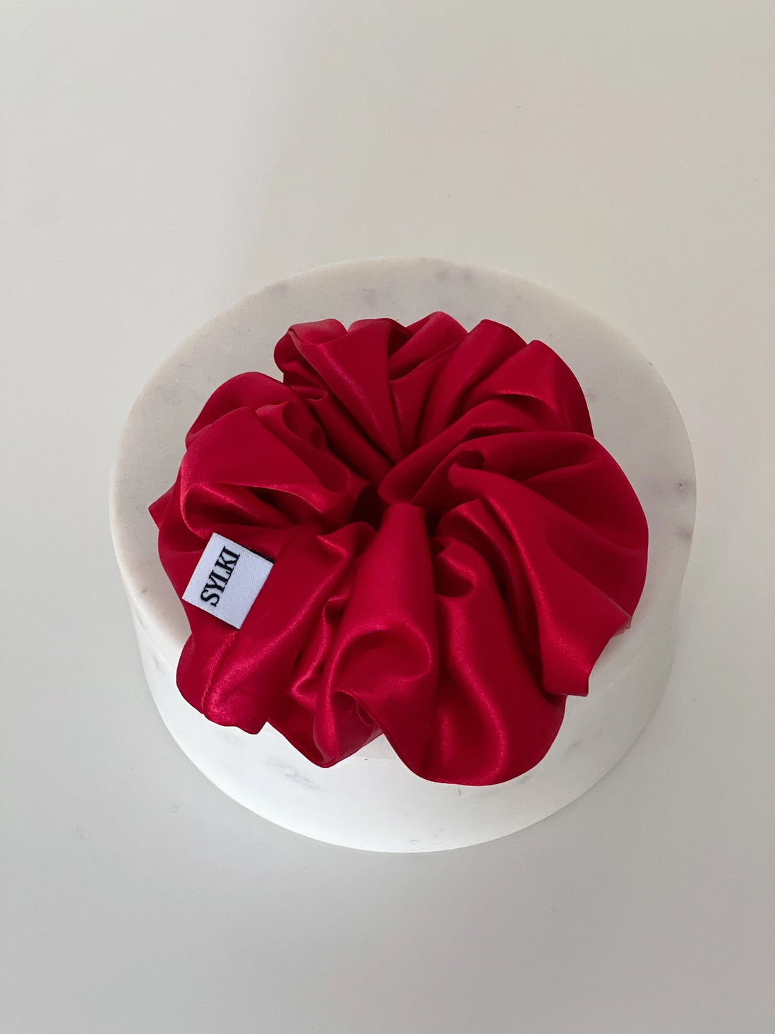 Rubinrotes Scrunchie aus reiner Seide