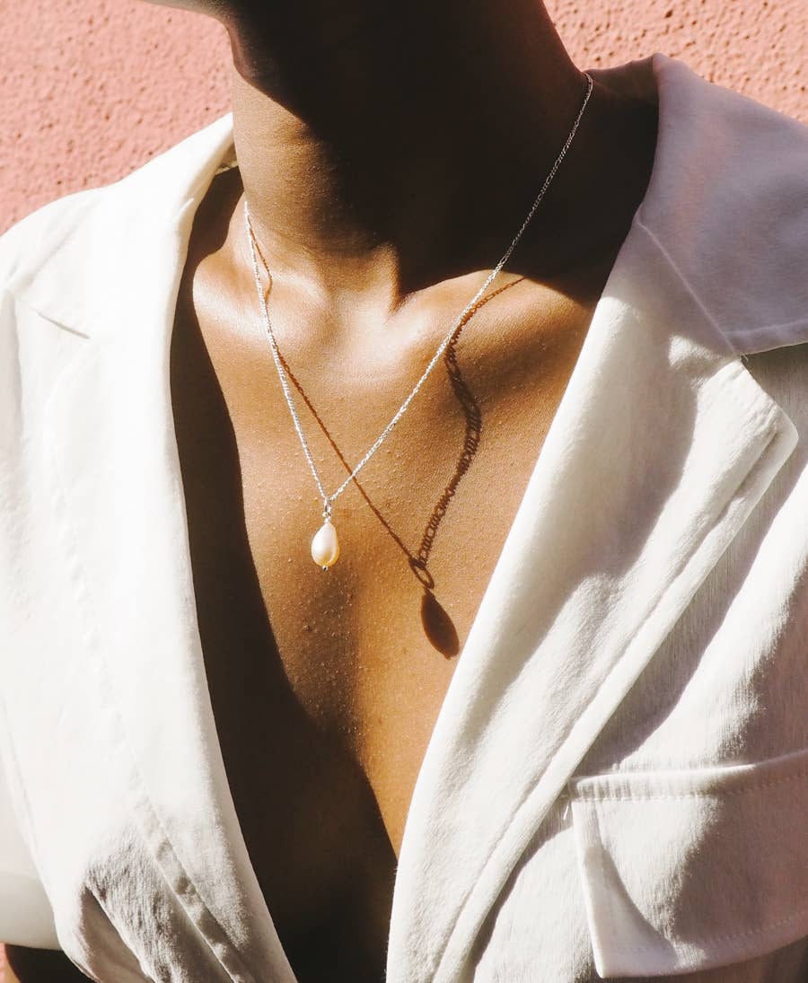 Cara Pearl Pendant – Handgjord elegans med pärla i 18k guldplätering