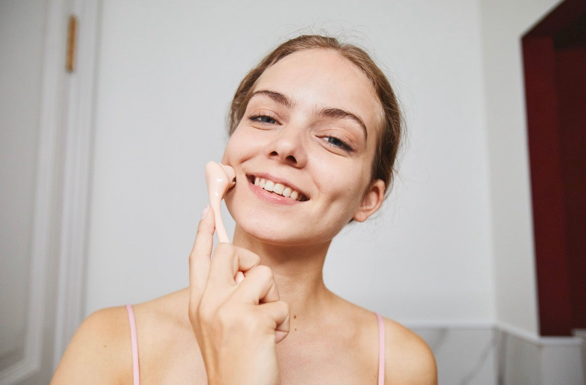 Kan Gua Sha ge en skarpare käklinje? Forskningen om puffighet, lymfa och ansiktsmassage