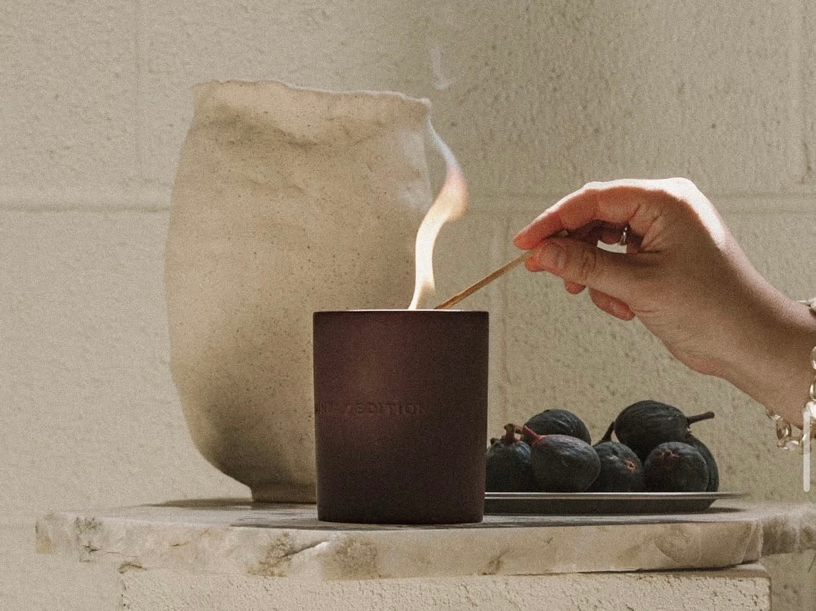 Ett Skillnaden mellan ett ljus och ett genomtänkt ljus