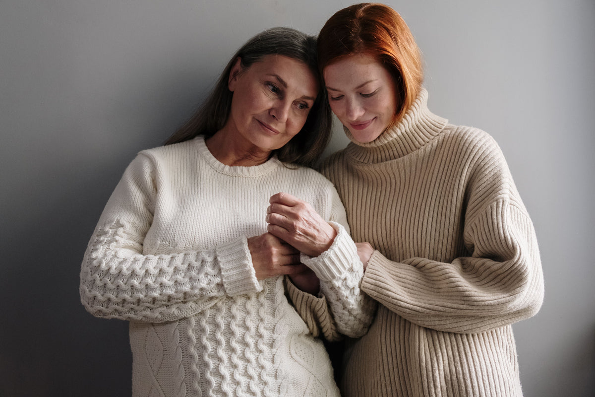 Hormonsvängningar, hjärndimma, sömn, vallningar och hormonbehandling. Här skiljer vi på vad forskningen vet – och vad som fortfarande är osäkert.