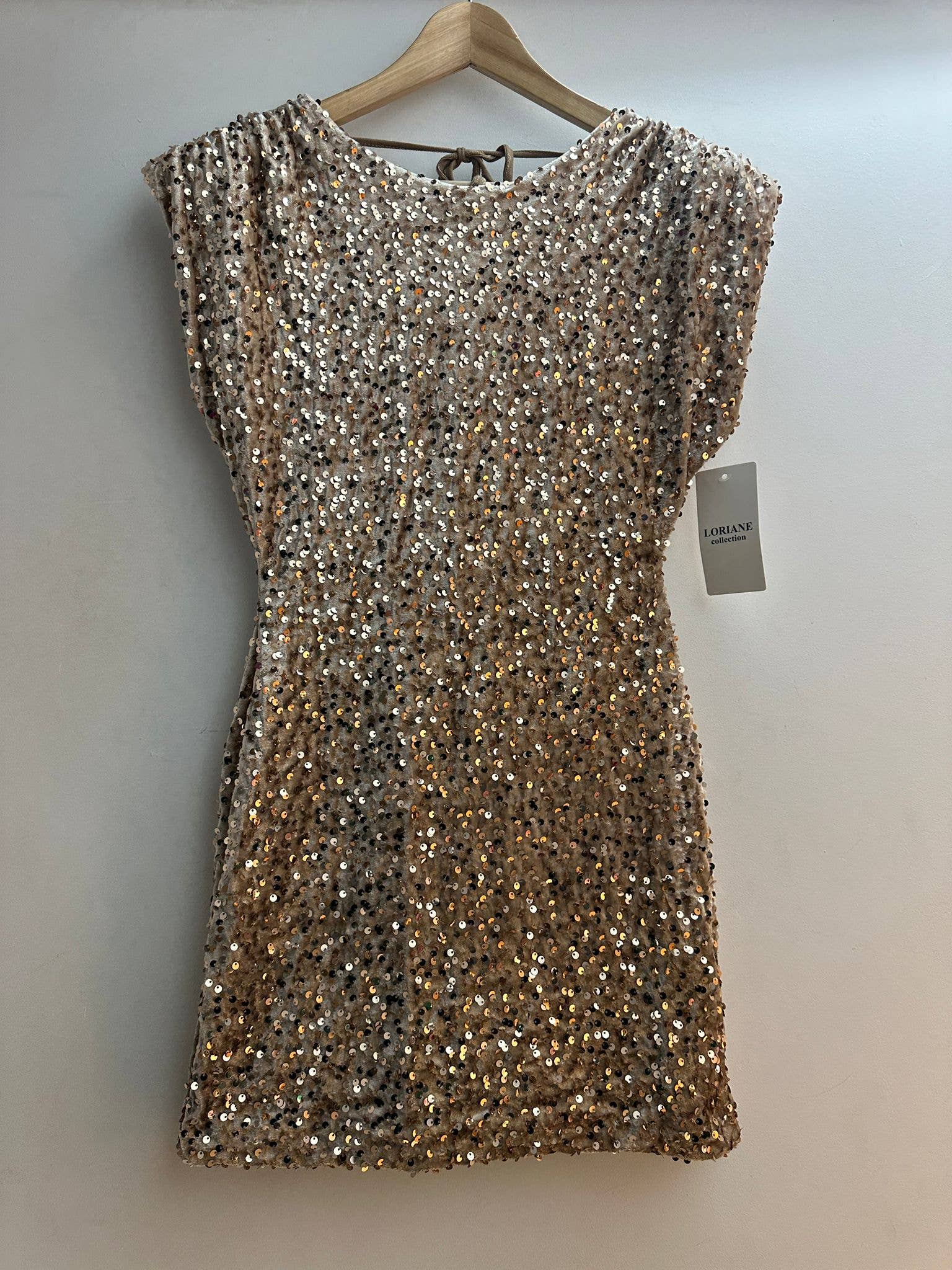 Kurzes Pailletten-Samtkleid mit tiefem Rückenausschnitt
