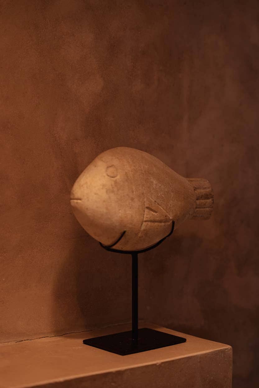 The Fish Stone | Skulptur i Sandsten på stativ
