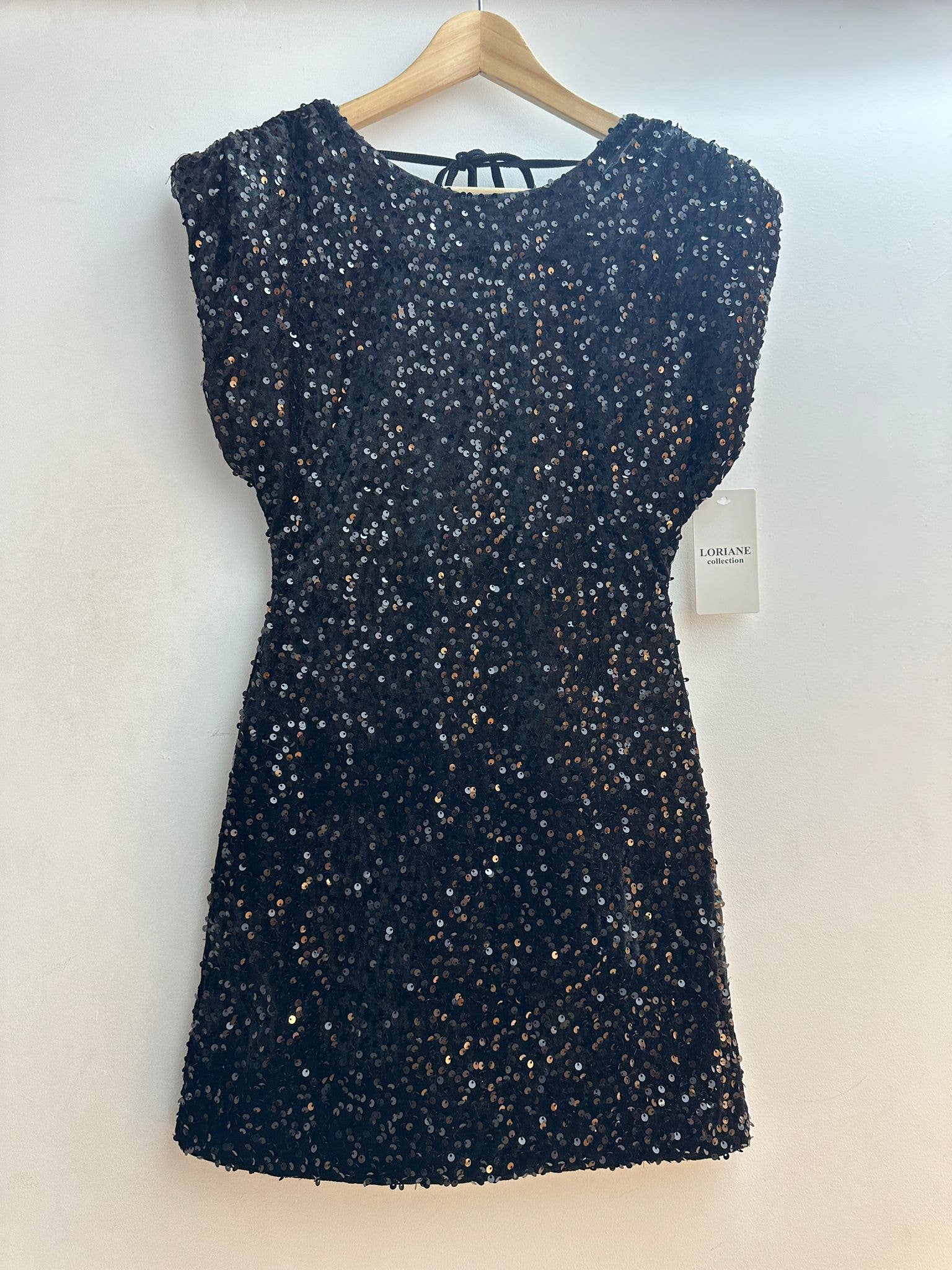 Kurzes Pailletten-Samtkleid mit tiefem Rückenausschnitt